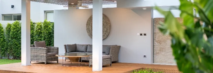 Überdachte Terrasse am Pool